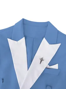 Primer plano de chaqueta de traje azul para hombre con solapas blancas y pin de estrella