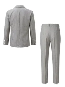 Vista trasera detallada de un elegante traje gris para hombre con tela texturizada