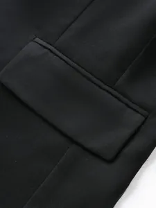 Detailansicht einer klassischen schwarzen Sakko-Tasche mit hochwertigem Köpergewebe