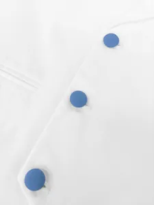 Primer plano detallado del chaleco de traje blanco con elegantes botones azul real texturizados