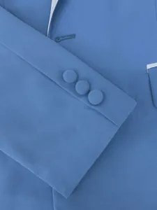 Primer plano detallado que muestra el puño y los botones de una chaqueta de traje azul de hombre