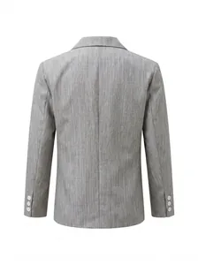 Detalle trasero de una chaqueta blazer de negocios para hombre en tela gris claro