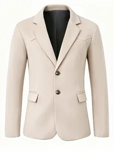 Gros plan d'un blazer en daim beige élégant pour homme, parfait pour un style business casual.
