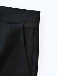 Detailansicht einer schwarzen Business-Anzughose mit feiner Twill-Struktur und Verarbeitungsdetails
