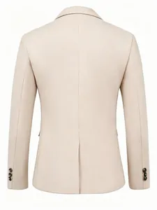Vue arrière détaillée d'un blazer en daim beige clair pour homme au style rétro chic décontracté