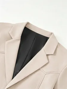 Gros plan détaillé du revers et de la doublure noire d'un blazer en daim beige pour homme