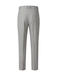 Vista posterior detallada de pantalones de negocios grises con textura y bolsillo trasero.