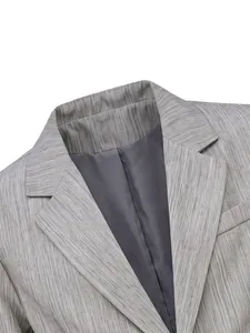 Primer plano de un blazer de negocios gris texturizado con solapa de muesca clásica.
