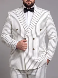 Detalle de un traje de raya diplomática blanco cruzado para eventos de negocios y bodas