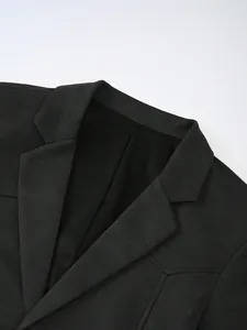 Gros plan du col d'un blazer décontracté en daim gris de style vintage rétro