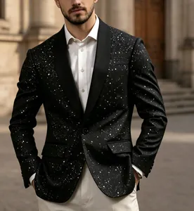 Detail van zwarte herenblazer met wit sterrenpatroon en satijnen sjaalkraag voor feesten
