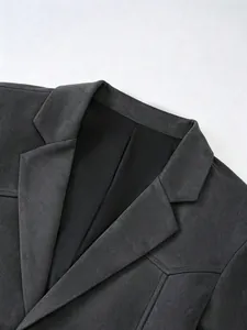 Gros plan d'un blazer en daim pour homme montrant le revers et la texture du tissu
