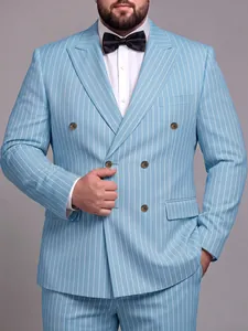 Vista detallada de un traje cruzado con rayas azul claro para hombre en talla grande.