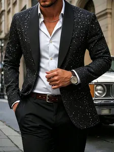 Close-up van een zwarte herenblazer met wit spattpatroon voor feestavonden.