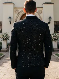 Gedetailleerd achteraanzicht van de fonkelende zwarte herenblazer voor feestgelegenheden.
