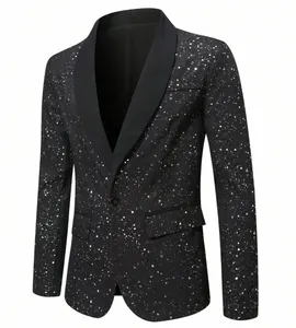 Vooraanzicht detail van een zwarte herenblazer met zilveren glitterpatronen en sjaalkraag.