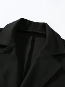 Macro sur les coutures du col et la texture de laine douce d'un manteau d'hiver noir.