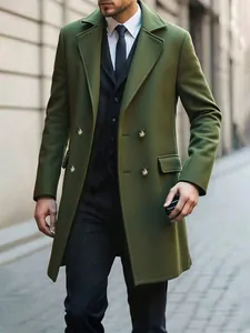 Détail d'un manteau en laine vert olive à double boutonnage pour homme en milieu urbain.