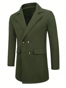 Détail frontal d'un élégant manteau en laine pour hommes à double boutonnage vert olive.