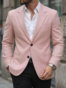 Gedetailleerde weergave van een roze herenblazer in slim-fit met fijne linnenstructuur