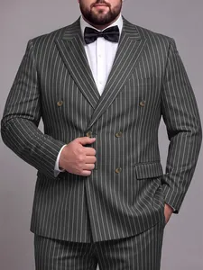 Vista detallada de un traje de doble botonadura con rayas verde oscuro para bodas y eventos