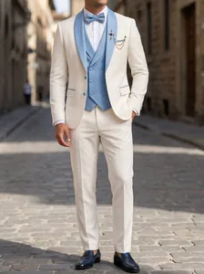 Vista completa de un elegante traje de tres piezas para hombre en crema y azul para banquetes