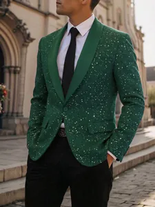 Detailweergave van een stijlvolle groene glitterfeestblazer voor heren met sjaalkraag