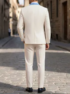 Vista trasera detallada de un traje de negocios beige de corte ajustado para hombre
