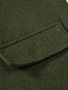 Détail macro du rabat de poche d'un manteau en laine vert foncé pour homme avec texture