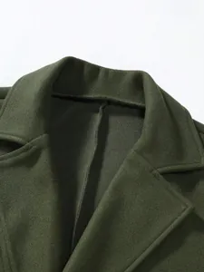 Détail du revers d'un manteau en laine vert foncé montrant la texture du tissu