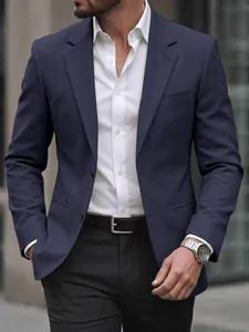 Close-up detail van een donkerblauwe slim fit heren casual blazer voor feesten.