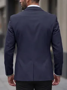 Achterkant detail van een getailleerde donkerblauwe heren blazer met split.