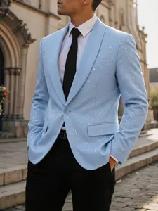 Gedetailleerde weergave van een lichtblauwe heren blazer met uniek zilveren glitterpatroon