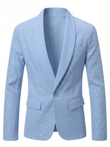 Detailweergave van lichtblauwe herenblazer met zilveren glitterpatroon en sjaalkraag.