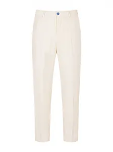 Vista detallada de pantalones de traje crema premium con un elegante botón azul