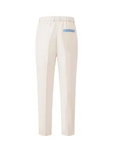 Vista trasera de pantalones de vestir crema para hombre con detalle de bolsillo azul