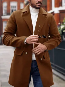 Détail élégant d'un manteau en laine marron pour homme avec revers et texture d'hiver