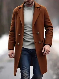 Détail d'un manteau en laine croisé pour homme couleur tabac pour l'automne et l'hiver