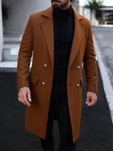 Manteau croisé en laine marron pour homme avec col classique et coupe ajustée élégante.