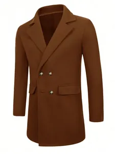 Vue détaillée d'un manteau classique en laine marron à double boutonnage pour hommes.