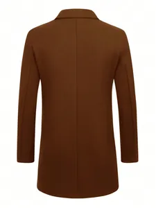 Vue arrière d'un manteau élégant en laine marron pour homme avec épaules structurées
