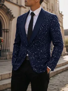 Detailopname van een marineblauw smokingjasje met wit sterpatroon voor feesten