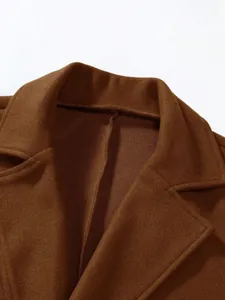 Détail de haute qualité en gros plan du col d'un manteau en laine marron pour hommes