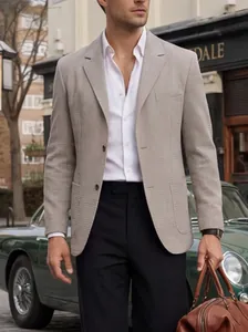Detail van een beige getextureerde heren blazer jasje voor een zakelijke casual stijl