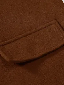Détail en gros plan de la texture en laine marron et du rabat de poche du manteau homme