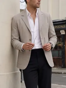 Professionele beige heren blazer met textuur, wit overhemd en zwarte broek voor zakelijke look.