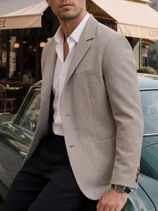 Stijlvolle beige heren blazer met textuur casual zakelijk leunend op een oldtimer