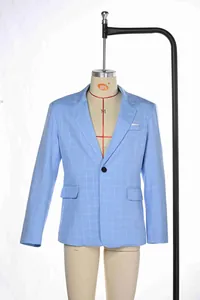 Nahaufnahme einer hellblauen karierten Business-Jacke auf einer Schaufensterpuppe.