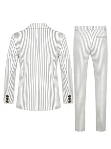 Vista posterior de traje de hombre a rayas blancas con chaqueta y pantalón