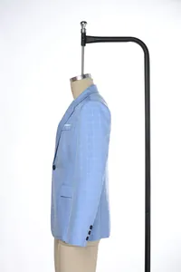 Seitenansicht eines hellblau karierten Herren-Business-Blazers auf einer Schaufensterpuppe.